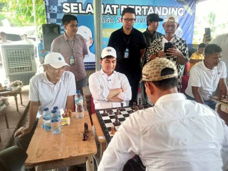 Wakil Gubernur Banten Dimyati Natakusumah, bermain catur dalam acara open turnamen catur Dimyati Cup, di obyek wisata Pesona Curug Goong, Kecamatan Mandalawangi, Kabupaten Pandeglang, Sabtu (25/4/2026). (ISTIMEWA)