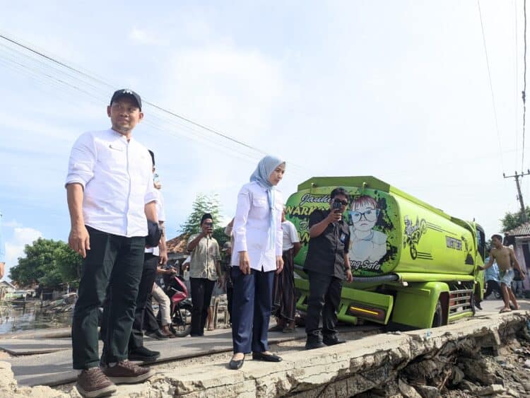 Bupati Serang Ratu Rahmatuzakiyah, tinjau Jembatan Peng di Desa Lontar, Kecamatan Tirtayasa, Kabupaten Serang, yang kondisinya rusak. (ISTIMEWA)