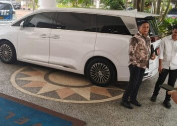 TERPARKIR : Mobil Listrik milik Gubernur Banten Andra Sono terparkir didepan ruang kerjanya. Rencananya, Pemprov Banten bakal menarik pajak kendaraan listrik. (ADIB FAHRI/SATELITNEWS.COM)