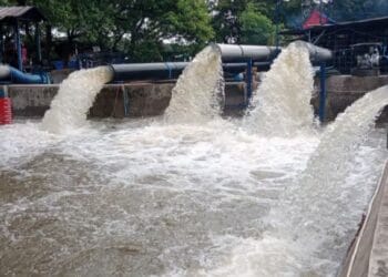 POMPA AIR : Pompa air di Sungai Cirarab beroperasi dan mengalirkan air seriap harinya.(DOKUMEN/SATELITNEWS.COM)