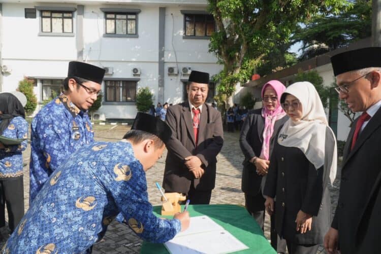Sebanyak 16 Camat dan 2 Kabag di lingkungan Setda Pandeglang, gelar Sertijab serentak, Senin (27/4/2026). (ISTIMEWA)