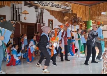 Wisatawan mancanegara, mendatangi Sanggar Wanda Banten dan ikut menari. (ISTIMEWA)