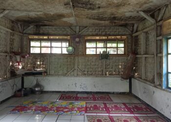 Musala di Kampung Keong, Desa Bojongmanik, Kecamatan Sindangresmi, Kabupaten Pandeglang, dalam proses renovasi dan butuh uluran tangan para dermawan. (ISTIMEWA)