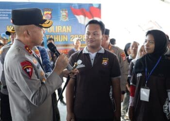 BERBINCANG : Kapolda Banten Irjenpol Hengki, berbincang dengan peserta pelatihan TMT. (ISTIMEWA)