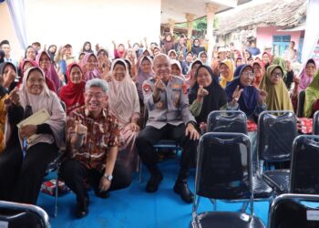 BERSAMA MASYARAKAT : Kapolda Banten Irjenpol Hengki dan Direktur PT Indah Kiat Pulp and Paper Tbk Serang, Heppy Moiras bersama masyarakat meresmikan pembangunan RTLH. (ISTIMEWA)