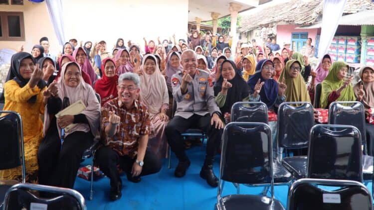 BERSAMA MASYARAKAT : Kapolda Banten Irjenpol Hengki dan Direktur PT Indah Kiat Pulp and Paper Tbk Serang, Heppy Moiras bersama masyarakat meresmikan pembangunan RTLH. (ISTIMEWA)