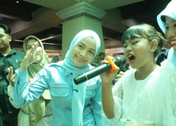MEMOTIVASI - Bupati Serang Ratu Rahmatuzakiyah, memotivasi pelajar dengan bernyanyi bersama. (ISTIMEWA)