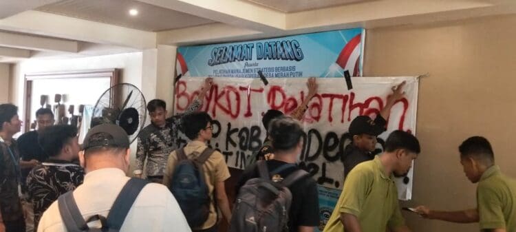 KISRUH - Kegiatan Pelatihan Koperasi Desa Merah Putih (KDMP) Kabupaten Pandeglang, yang dilaksanakan di salah satu hotel di Carita, sejak 27 hingga 28 April 2026, berakhir ricuh. (ISTIMEWA)