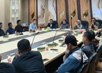 DISKUSI : Perwakilan P3K paruh waktu, melakukan diskusi bersama Kepala BKD Banten Ai Dewi Suzana, dan anggota Komisi I DPRD Banten.(DOKUMEN/SATELITNEWS.COM)