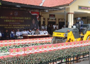 PEMUSNAHAN MIRAS - Polresta Serang Kota, memusnahkan barang bukti berupa ribuan botol minuman keras (miras). (ISTIMEWA)