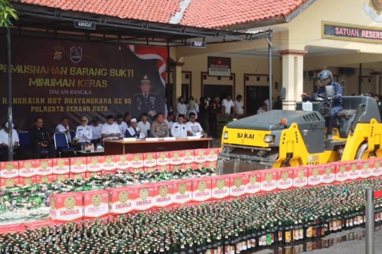 PEMUSNAHAN MIRAS - Polresta Serang Kota, memusnahkan barang bukti berupa ribuan botol minuman keras (miras). (ISTIMEWA)