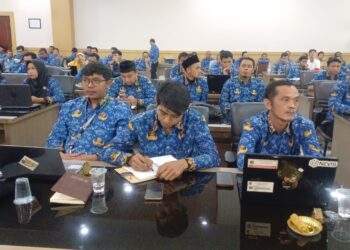 RAKOR : Pegawai dilingkungan Pemprov Banten, menghadiri rakor RKBMD. (ISTIMEWA)