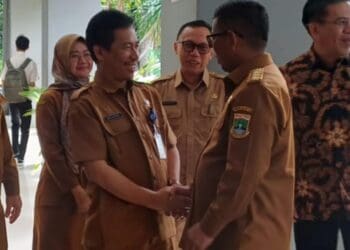 BERSALAMAN : Sekretaris BPKAD Provinsi Banten, Agus Setiadi, bersalaman dengan Gubernur Banten Andra Soni. (ISTIMEWA)