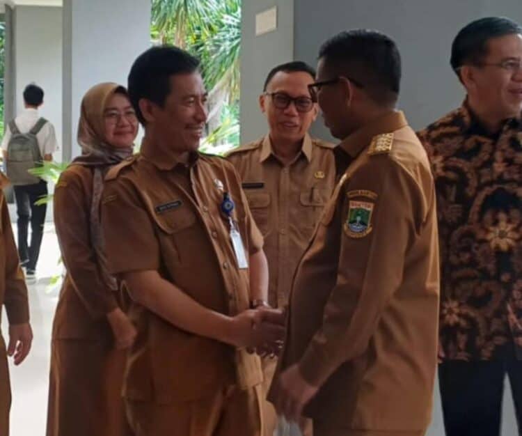 BERSALAMAN : Sekretaris BPKAD Provinsi Banten, Agus Setiadi, bersalaman dengan Gubernur Banten Andra Soni. (ISTIMEWA)