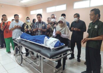 Bupati Pandeglang Raden Dewi Setiani, menjenguk korban kecelakaan lalu lintas yang masih menjalani perawatan di RSUD Berkah Pandeglang, Kamis (30/4/2026). (ISTIMEWA)