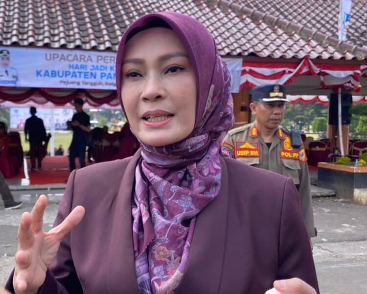 WAWANCARA – Mantan Bupati Pandeglang yang juga Staf Khusus Menko Pangan, Irna Narulita, di wawancara wartawan, usai upacara Hari Jadi ke 152 Pandeglang di Alun-alun Pandeglang, Rabu (1/4/2026). (ISTIMEWA)