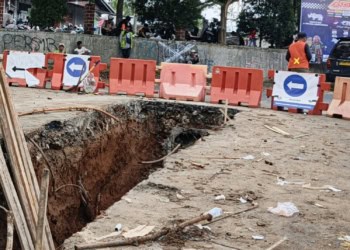 PEMBUATAN DRAINASE JALAN – Pengerjaan drainase jalan di perempatan lampu merah Kadubanen, Kelurahan Kabayan, Kecamatan Pandeglang, Kabupaten Pandeglang, Selasa (7/4/2026). (MARDIANA/SATELITNEWS.COM)
