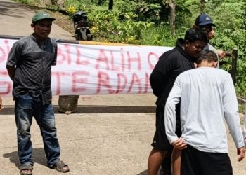 AKSI BLOKADE - Masyarakat terdampak TPA Bangkonol, memblokade gerbang TPA sambil membentangkan spanduk panjang, Selasa (7/4/2026). (MARDIANA/SATELIT NEWS)