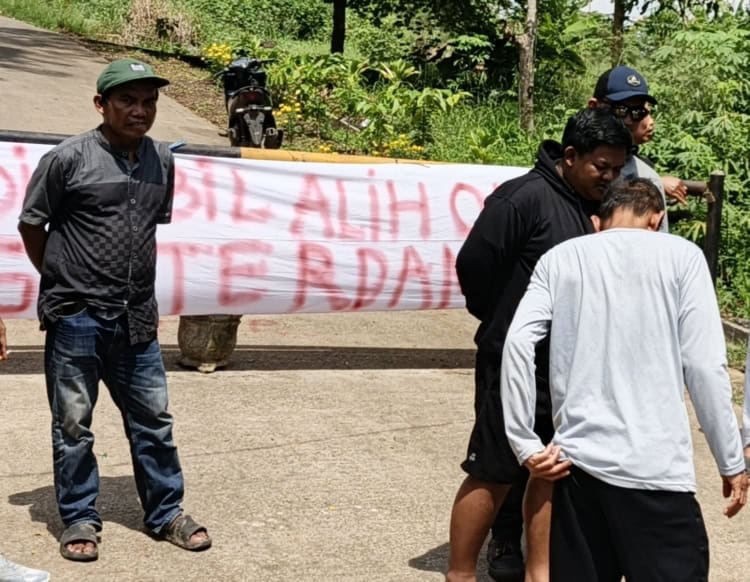 AKSI BLOKADE - Masyarakat terdampak TPA Bangkonol, memblokade gerbang TPA sambil membentangkan spanduk panjang, Selasa (7/4/2026). (MARDIANA/SATELIT NEWS)