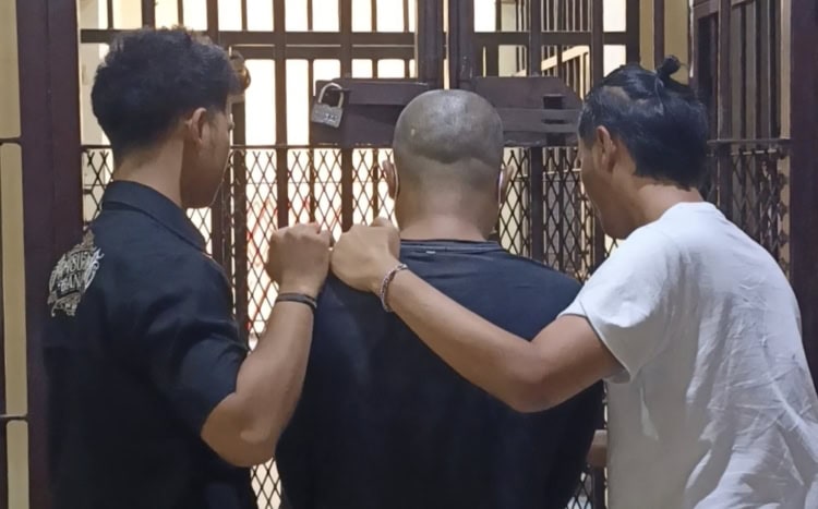 Terduga pelaku pencabulan dan pemerkosaan terhadap anak dibawah umur (tengah), digiring ke sel Mapolres Pandeglang, Rabu (8/4/2026). (MARDIANA/SATELITNEWS.COM)