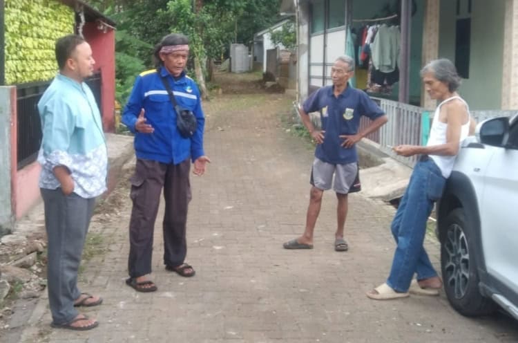 Pembina BSR Ade Mulyana (kemeja biru), melakukan asessment di lokasi terdampak angin kencang, Kelurahan Cigadung, Kecamatan Karang Tanjung, Kabupaten Pandeglang, Rabu (8/4/2026). (ISTIMEWA)