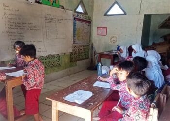 RUANG BELAJAR DARURAT - Puluhan pelajar SDN Karyabuana 02, mengikuti KBM di musalla dan ruang kelas darurat. Hal itu terjadi, karena sekolah tersebut kekurangan ruang kelas. (ISTIMEWA)