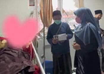 JENGUK PASIEN - Bupati Pandeglang Raden Dewi Setiani, menjenguk pasien luka bakar akibat kebocoran tabung gas, yang masih dirawat di RSUD Berkah Pandeglang, beberapa hari lalu. (ISTIMEWA)