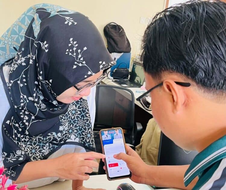 MEMOHON PEMBUATAN ADMINDUK - Seorang warga, tengah mengurus Adminduk yang hilang, belum lama ini. (ISTIMEWA)