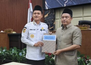 PENYERAHAN REKOMENDASI - Ketua DPRD Kabupaten Pandeglang TB. A. Khatibul Umam (kanan), menyerahkan rekomendasi Laporan Pansus I Pembahasan LKPJ Bupati TA 2025, dalam Rapat Paripurna DPRD Kabupaten Pandeglang, Rabu (29/4/2026). (MARDIANA/SATELITNEWS.COM)