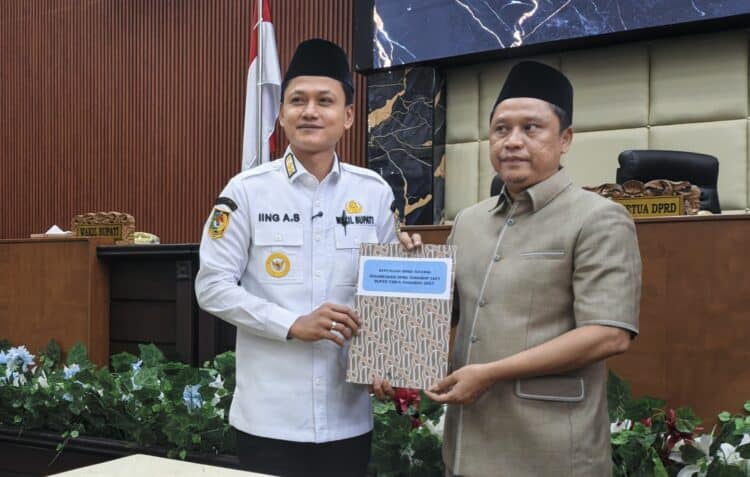 PENYERAHAN REKOMENDASI - Ketua DPRD Kabupaten Pandeglang TB. A. Khatibul Umam (kanan), menyerahkan rekomendasi Laporan Pansus I Pembahasan LKPJ Bupati TA 2025, dalam Rapat Paripurna DPRD Kabupaten Pandeglang, Rabu (29/4/2026). (MARDIANA/SATELITNEWS.COM)