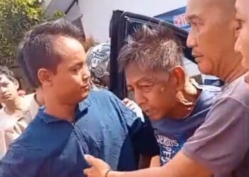 Pengemudi mobil Inova yang menabrak pelajar di SDN Sukaratu 5, Kelurahan Sukasari, Kecamatan Majasari, Kabupaten Pandeglang, diamankan polisi dan petugas. (ISTIMEWA)