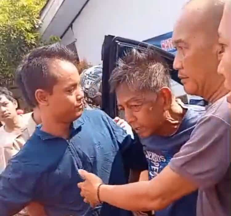Pengemudi mobil Inova yang menabrak pelajar di SDN Sukaratu 5, Kelurahan Sukasari, Kecamatan Majasari, Kabupaten Pandeglang, diamankan polisi dan petugas. (ISTIMEWA)