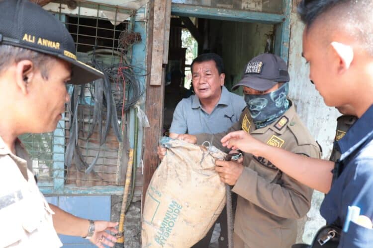 Pagar Masjid Hingga Pabrik Tempe Dibongkar Demi Normalisasi Sungai Cirarab