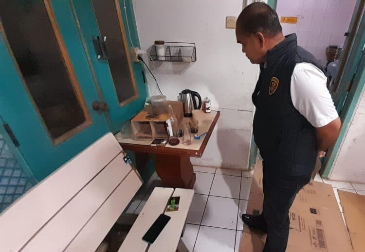 Anggota Polsek Ciputat Timur mengecek lokasi kejadian. (ISTIMEWA)