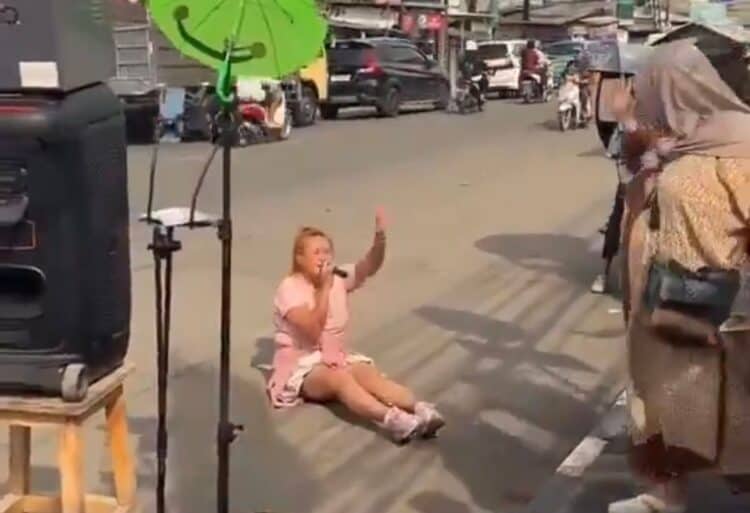 Pinkan Mambo Raup Cuan Fantastis dari Live TikTok di Jalanan