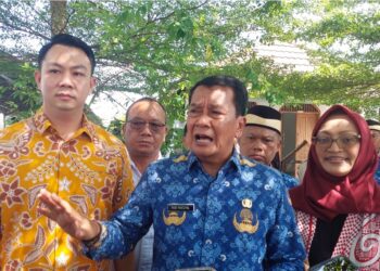 DIWAWANCARAI: Bupati Tangerang Moch. Maesyal Rasyid didampingi Kadisnaker Rudi, Direktur PT Sariintan Putranusa, Tommy, perwakilan PT ACA dan lainnya, saat diwawancarai awak media terkait kondisi jalan rusak menuju kawasan pabrik di Desa Budi Mulya, Kecamatan Cikupa, Senin (27/4/2026). (ADITYA/SATELIT NEWS)