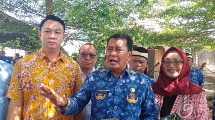 DIWAWANCARAI: Bupati Tangerang Moch. Maesyal Rasyid didampingi Kadisnaker Rudi, Direktur PT Sariintan Putranusa, Tommy, perwakilan PT ACA dan lainnya, saat diwawancarai awak media terkait kondisi jalan rusak menuju kawasan pabrik di Desa Budi Mulya, Kecamatan Cikupa, Senin (27/4/2026). (ADITYA/SATELIT NEWS)