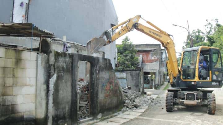 Bangunan di Bantaran Kali Angke Kota Tangerang Dibongkar