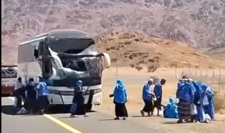 Dua Bus Tabrakan di Jabal Magnet, 10 Jamaah Haji Indonesia Terluka