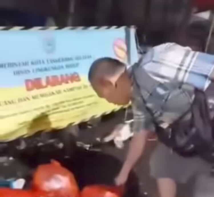 Pedagang Pasar Cimanggis Tepergok Buang Sampah di Depan SDN 02 Ciputat