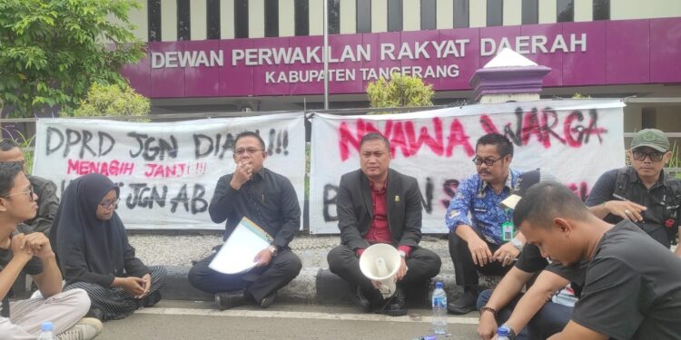 Geruduk DPRD Kabupaten Tangerang, Mahasiswa Desak Perda Truk Tambang