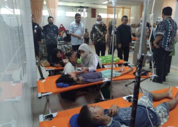 Bupati Pandeglang Raden Dewi Setiani, bersama jajaran pejabat terkait, menjenguk korban laka lantas tunggal maut di SDN Sukaratu 5, yang masih berada di RSUD Berkah Pandeglang, beberapa hari lalu. (ISTIMEWA)