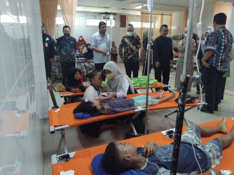 Bupati Pandeglang Raden Dewi Setiani, bersama jajaran pejabat terkait, menjenguk korban laka lantas tunggal maut di SDN Sukaratu 5, yang masih berada di RSUD Berkah Pandeglang, beberapa hari lalu. (ISTIMEWA)