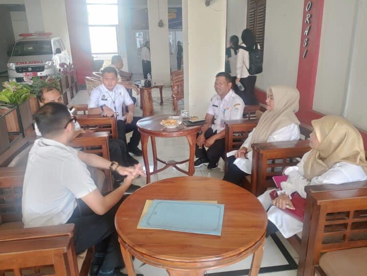 Kepala dan tim Kesbangpol Kabupaten Pandeglang, berkoordinasi dengan Kanwil Kemenkum Banten, di Serang, beberapa waktu lalu. (ISTIMEWA)