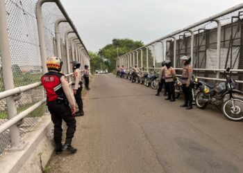 Unit Patroli Satsamapta Polresta Tangerang, melaksanakan patroli roda kedua ke sejumlah jembatan penyeberangan orang (JPO), Jumat (1/5/2026) sore. (ISTIMEWA)