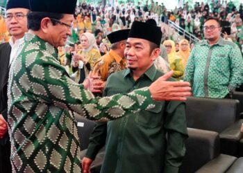 Ketum PBMA, Jazuli Juwaini, sedang berbincang. (ISTIMEWA)