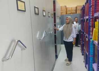 Kepala Disdukcapil Kabupaten Serang, saat menunjukan arsip akte kelahiran dari zaman Belanda, yang sudah disimpannya. (ISTIMEWA)
