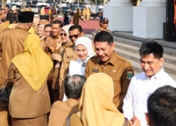 BERSALAMAN : Ratusan pegawai Pemprov Banten bersalaman usai melaksanakan apel pagi. Saat ini, mereka merasa khawatir karena kabar adanya rencana pemotongan Tukin sebesar 30 persen. (ISTIMEWA)
