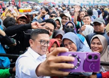 SWAFOTO : Gubernur Banten Andra Soni, ber Swafoto bersama para buruh di acara peringatan May Day. Di acara itu, Andra berjanji bakal menyelesaikan persoalan dugaan praktik percaloan tenaga kerja. Nyatanya, sampai hari ini percaloan masih terjadi di Banten. (ISTIMEWA)