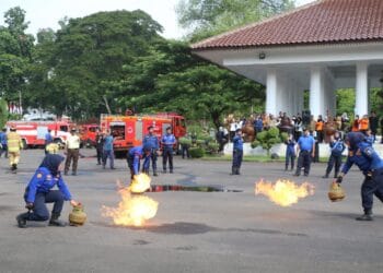 Peringatan Hari Ulang Tahun (HUT) ke-107 Pemadam Kebakaran (Damkar), Hari Kesiapsiagaan Bencana, serta Peringatan Hari Pendidikan Nasional (Hardiknas) Tahun 2026 Tingkat Kabupaten Serang, di Halaman Pendopo Bupati, Senin, (4/5/2026). (ISTIMEWA)